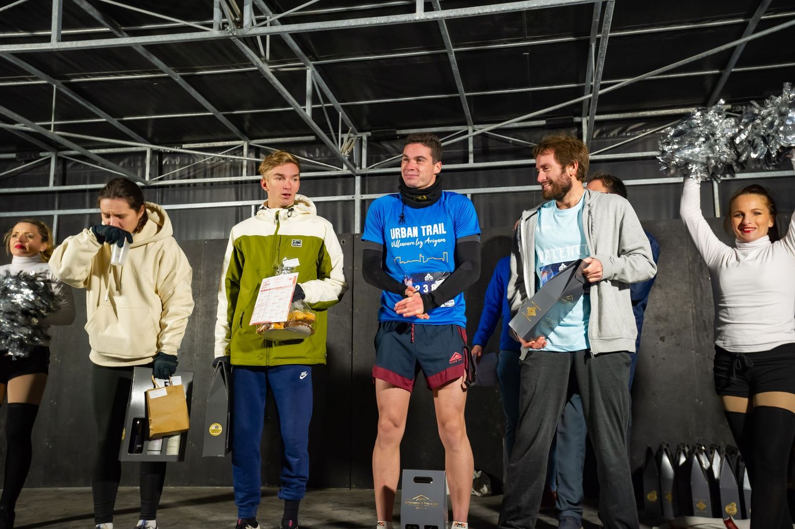 Podium masculin, lauréats souriants