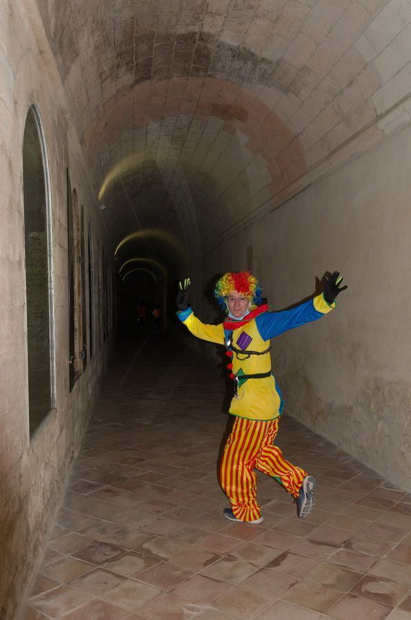 Coureur déguisé en clown dans un couloir voûté