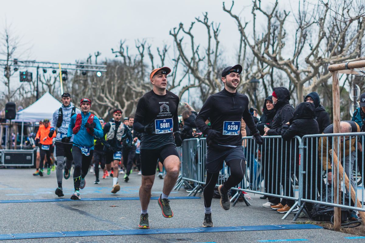 Coureurs au départ sous les platanes