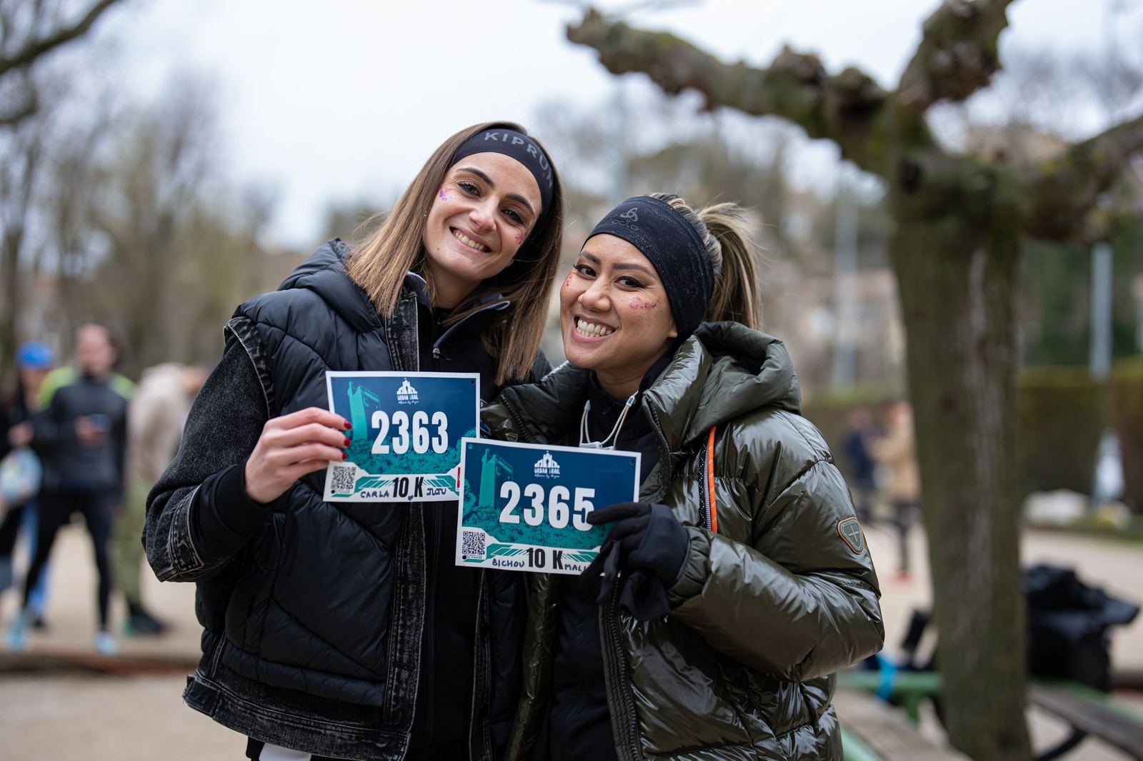 Deux amies brandissant leurs dossards