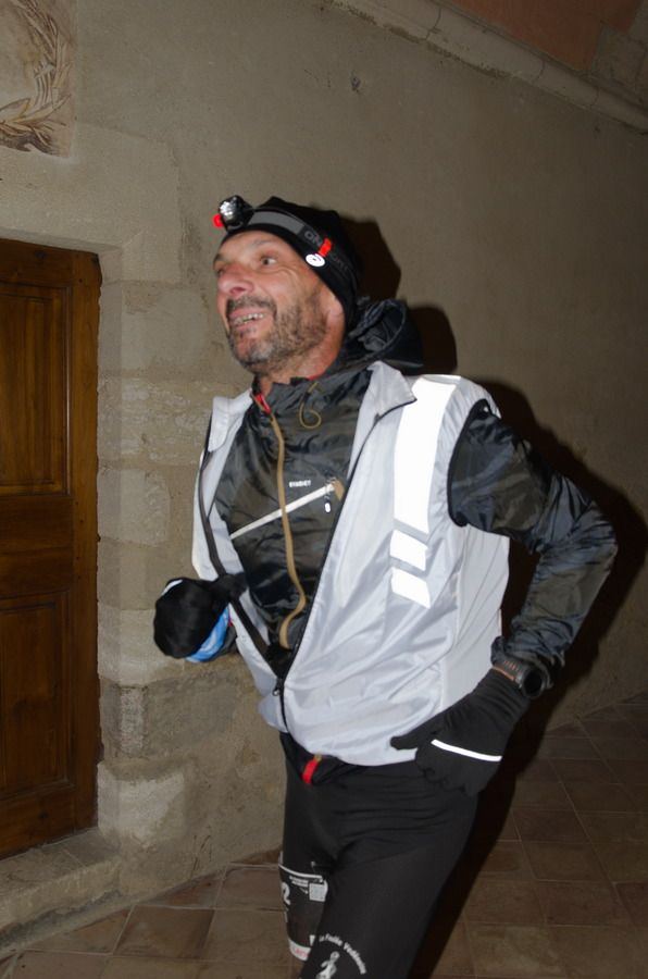 Coureur souriant en gilet réfléchissant