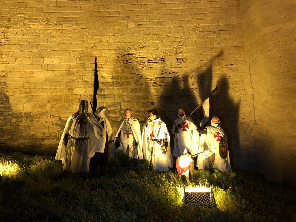 Templiers devant les murs de pierre dorés