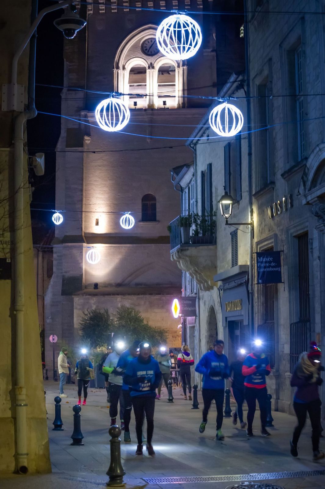 Clocher et boules de Noël lumineuses