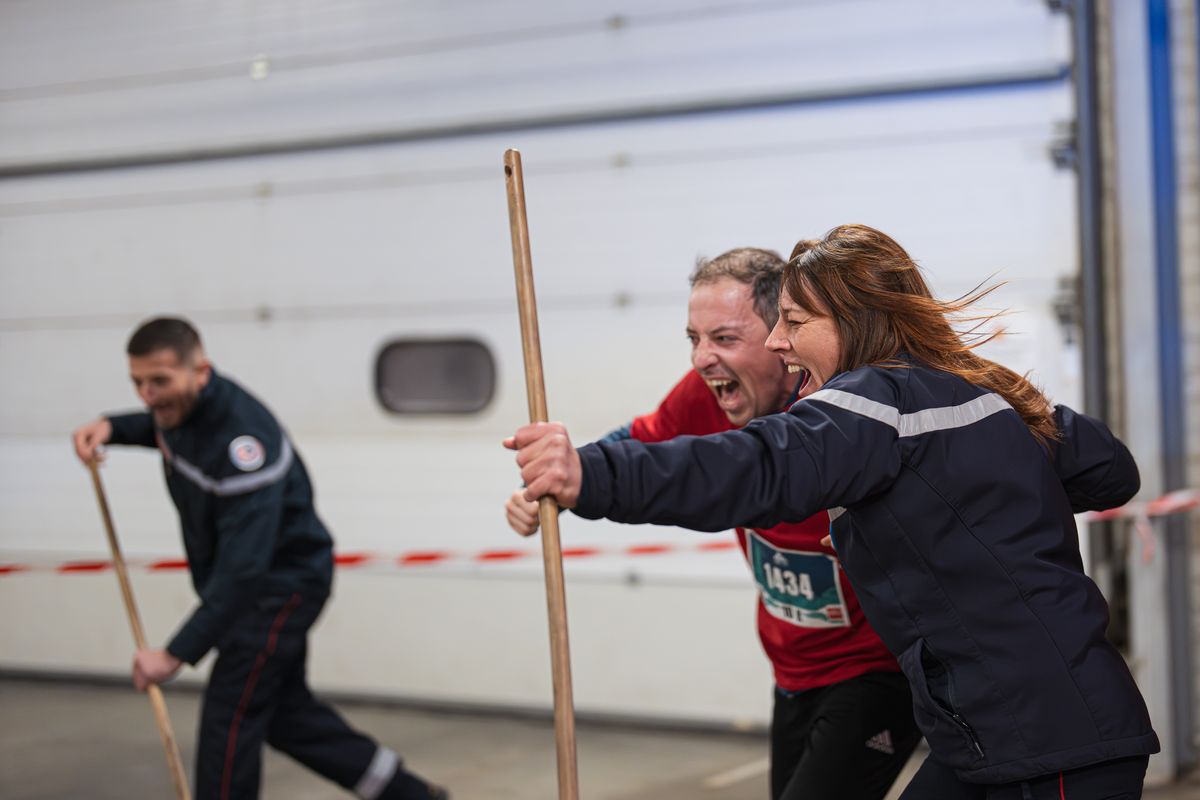 Pompiers qui encouragent les coureurs avec enthousiasme