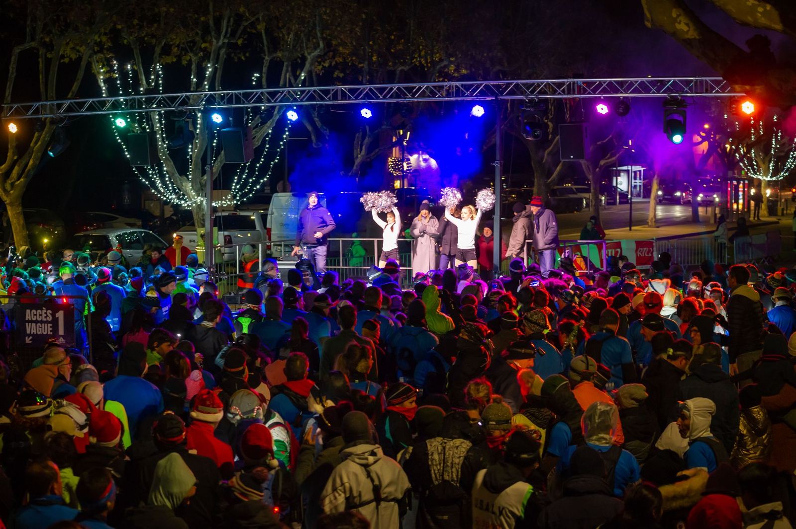 Scène lumineuse et foule colorée