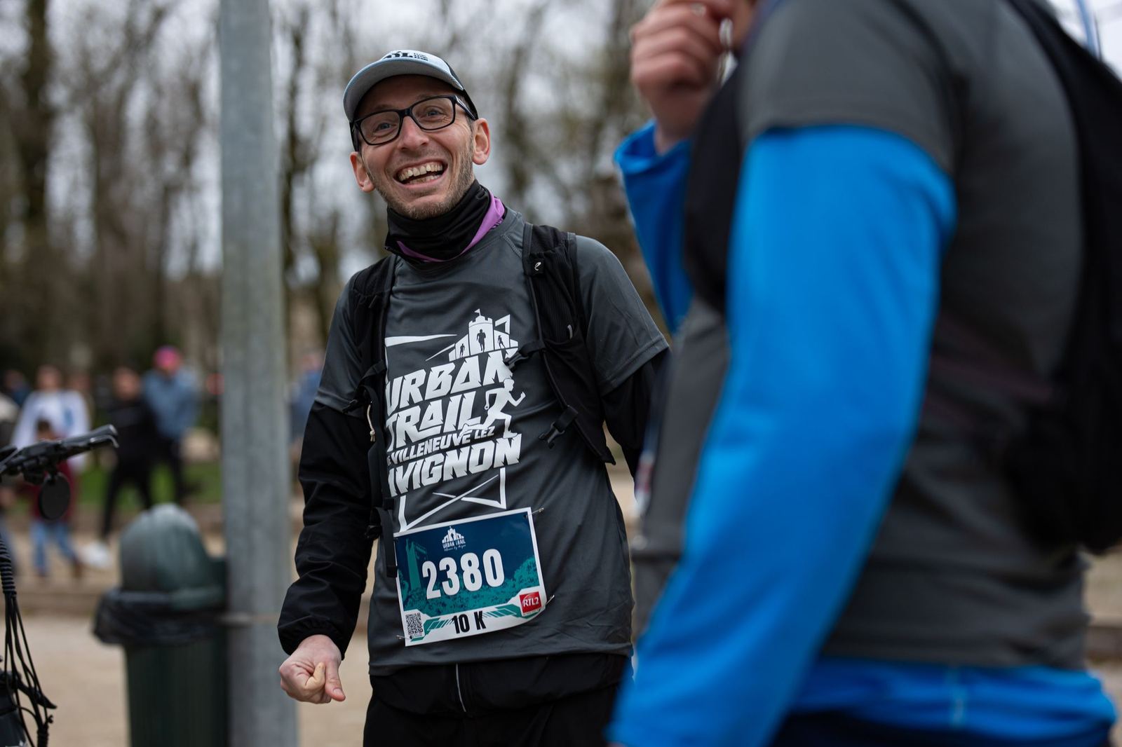 Coureur rieur avec son dossard